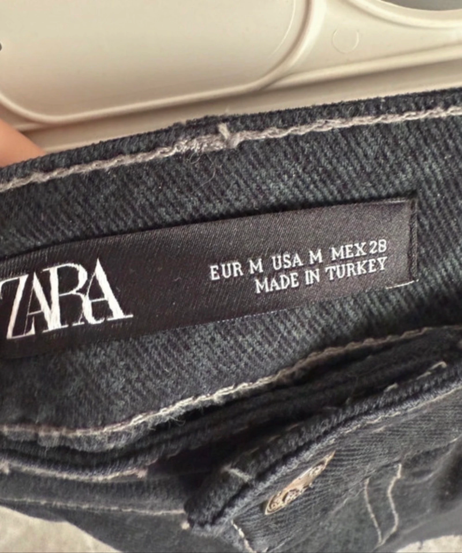 Falda vaquera con estampado de serpiente de Zara (Talla M)  – photo 3